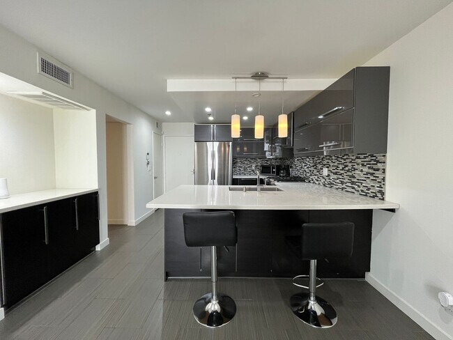 Foto del edificio - NoHo Arts 1+1, upgraded condo w/gym, pool ...
