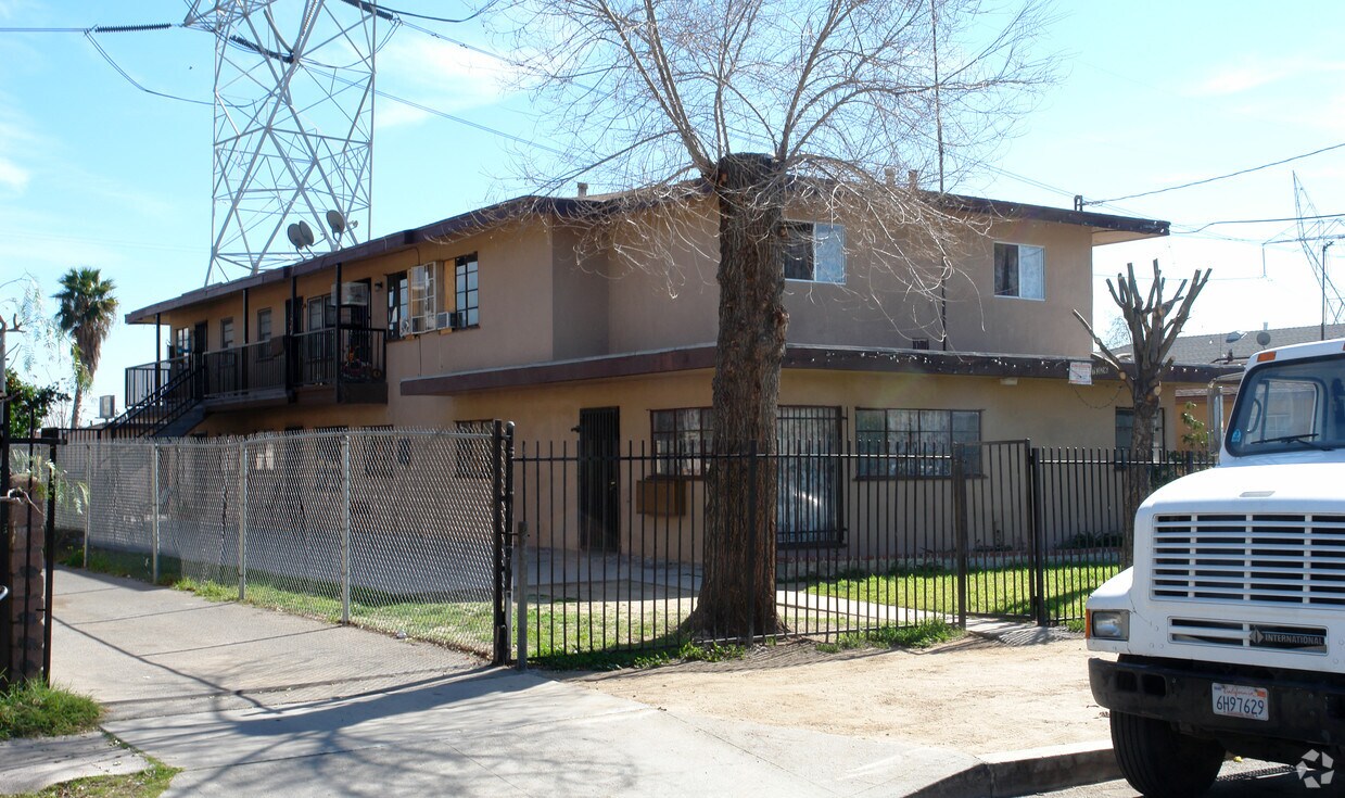 Foto del edificio - 7326 Hinds Ave