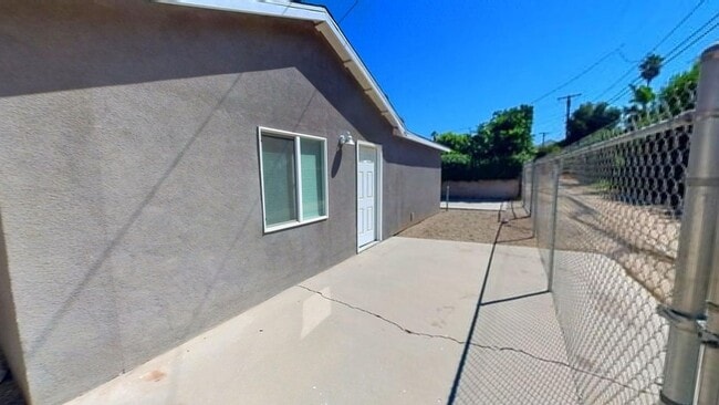 Building Photo - Cozy 2 bedroom 1 bathroom Unit in Riverside!