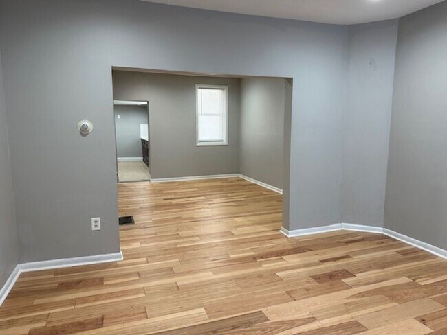 Building Photo - Introducing a cozy updated 3-bedroom, 1-ba...