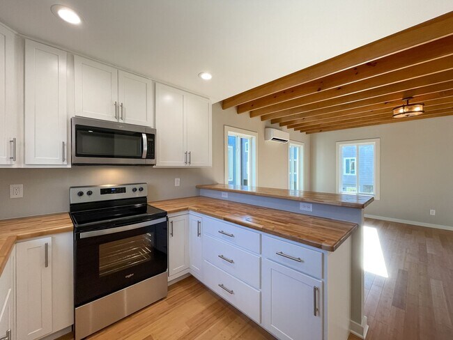 Building Photo - Beautiful, Newer-Construction Compact Cott...