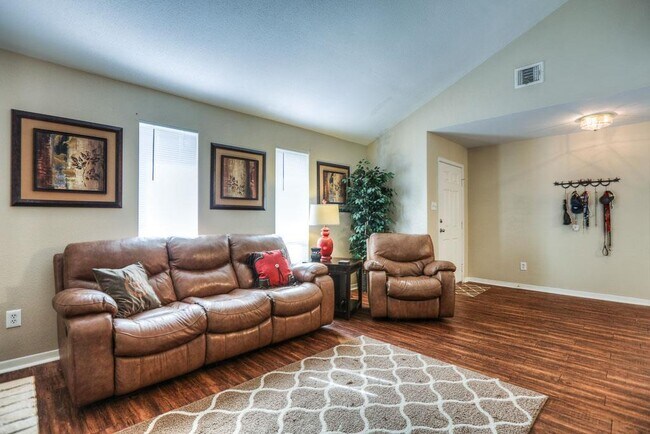 Building Photo - 827 Bradwell Dr