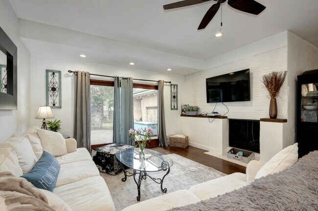 Building Photo - 941 Castec Dr