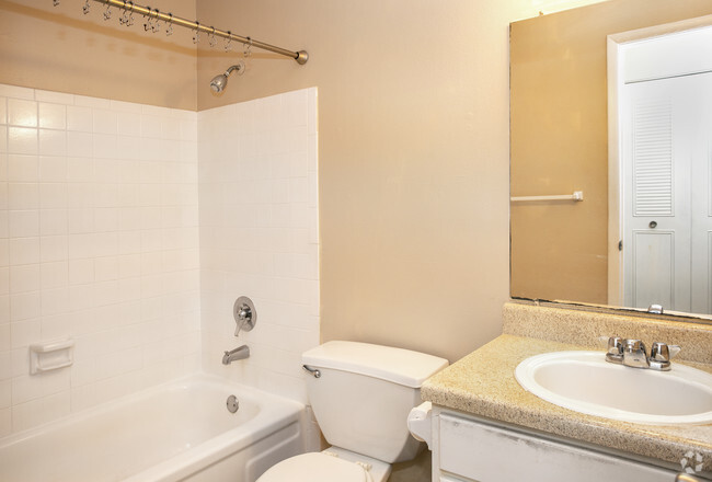 1BD/1BA - 700 SqFt - Bathroom - Skye Oaks