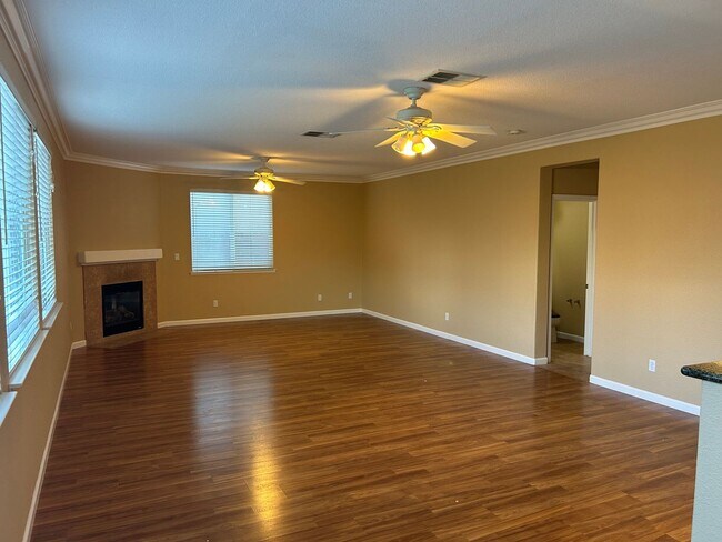 Foto del edificio - Beautiful 4 Bedroom, 2.5 Bath Oakley Home ...