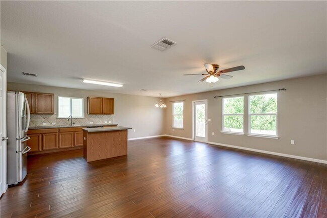 Foto del edificio - 5516 Nelson Oaks Dr