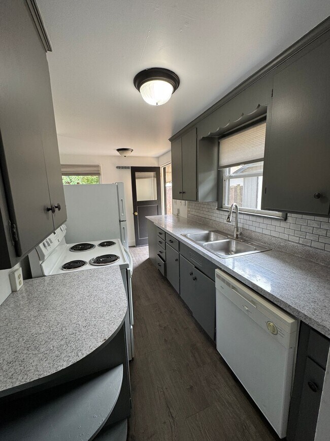 Foto del edificio - Spacious Two Story (2BR/1BA) Home with Lar...