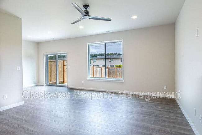 Building Photo - 108 Tacoma Ct NW