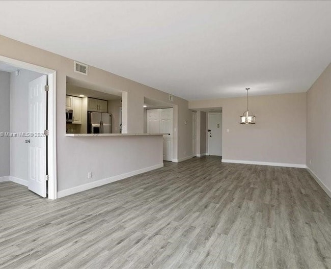 Building Photo - 800 Parkview Dr