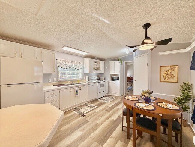 Foto del edificio - Recently renovated-3 bedroom/2 bathroom home-fully furnished-located in Tanglewood Subdivision