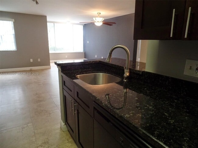 Foto del edificio - 2811 N Oakland Forest Dr