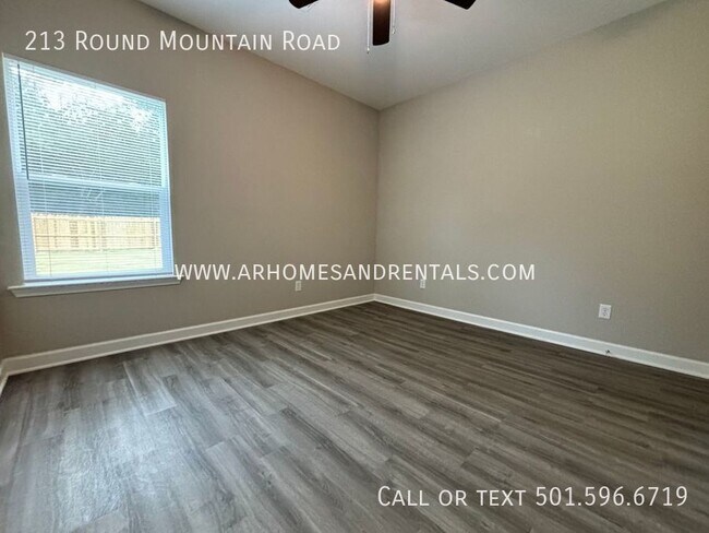Foto del edificio - 213 Round Mountain Rd