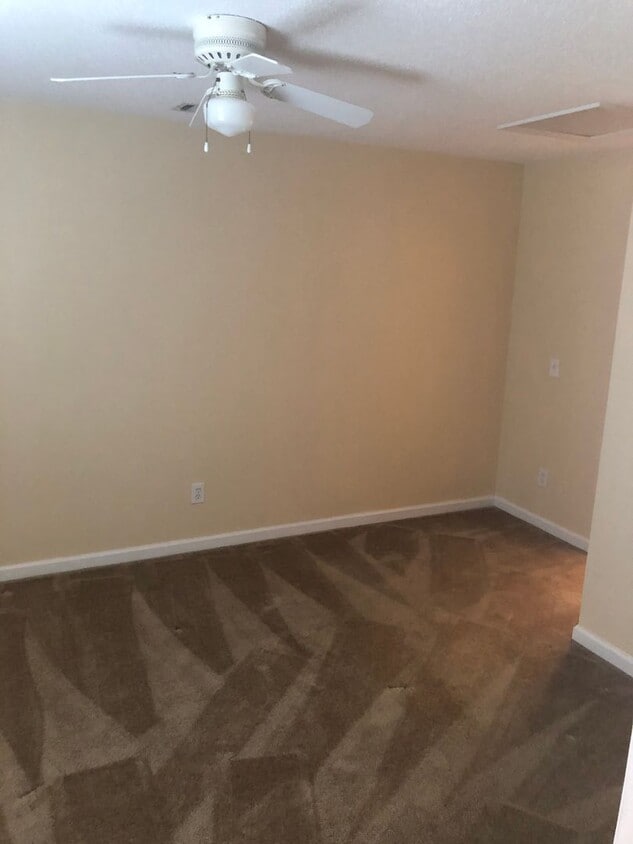 Building Photo - 3 Bedroom/3 Bath Duplex in Auburn!