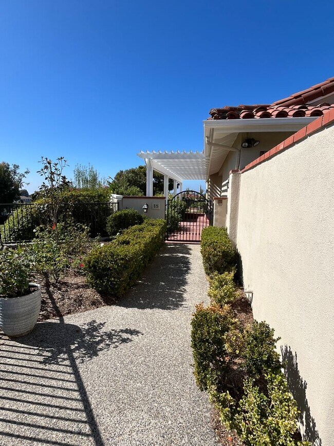 Building Photo - GORGEOUS SINGLE STORY HOUSE IN FABULOUS GU...