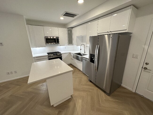 Building Photo - 1119 Poinsettia Dr