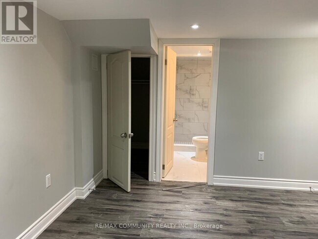 Photo du bâtiment - 1654 Irvine Scott St