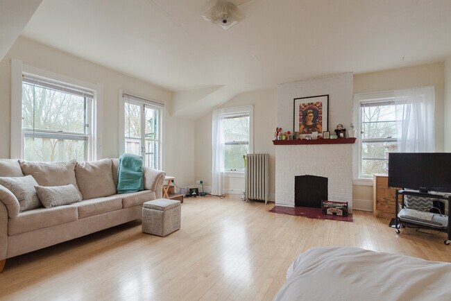 Building Photo - 130 E Gorham St