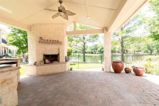 Foto del edificio - 15919 Lake Loop Dr