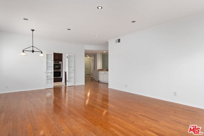 Building Photo - 10373 Almayo Ave