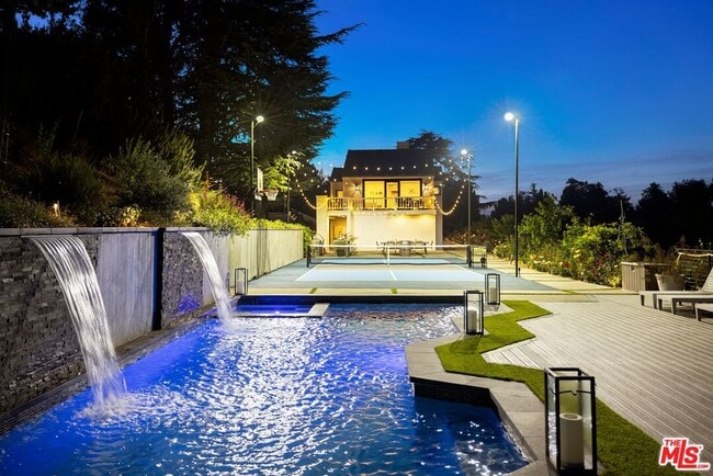 Building Photo - 15438 Mulholland Dr