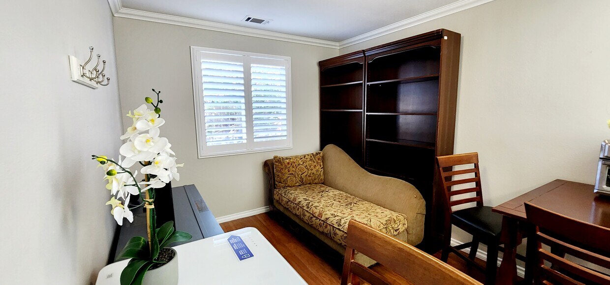 Foto principal - 325 E 4th St