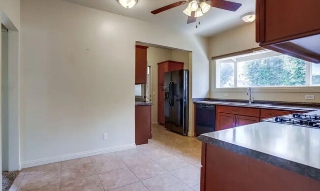 Building Photo - 6826 Hollenbeck St