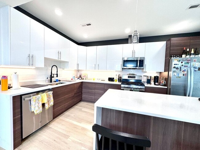 Building Photo - BROOKLINE 4 BED/2 BATH WITH CENTRAL AIR & ...