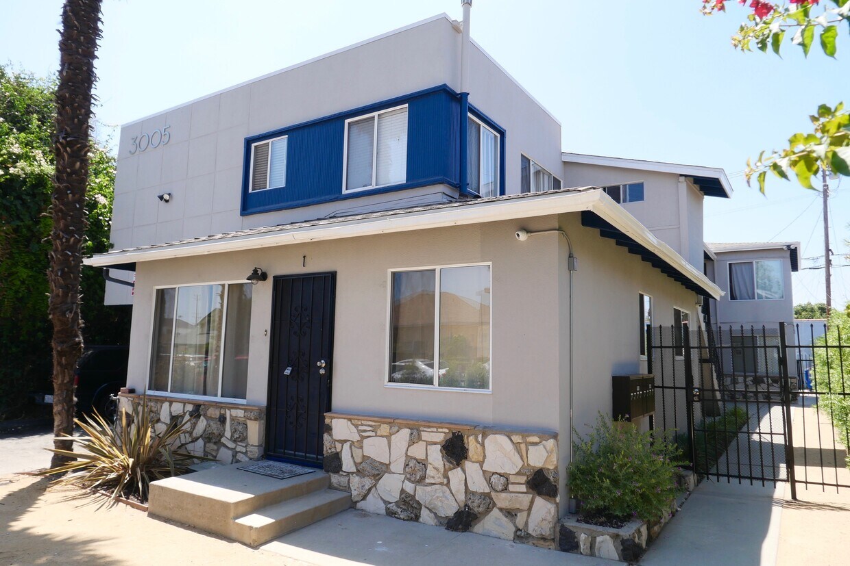 Foto principal - 3005 S Normandie Ave