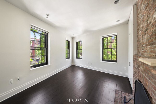 Foto del edificio - 311 W 11th St