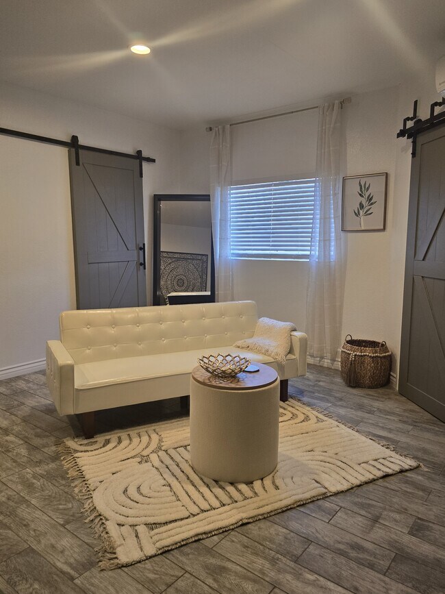 Building Photo - 10526 Woodley Ave