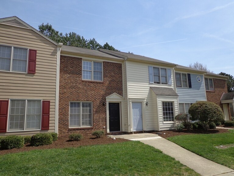 Foto principal - Neighborhood Pool! Spacious Townhouse with...