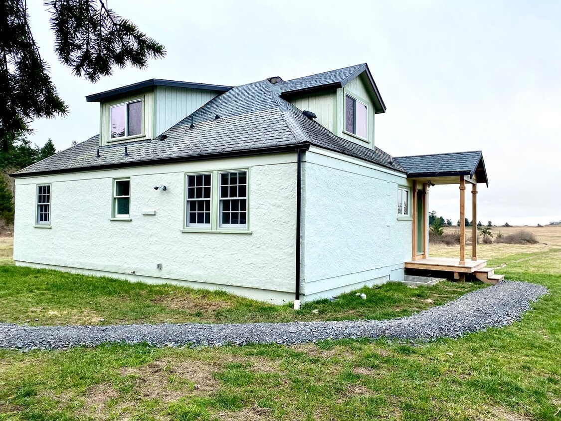 Primary Photo - 3 Bedroom Home on a Working Livestock Farm