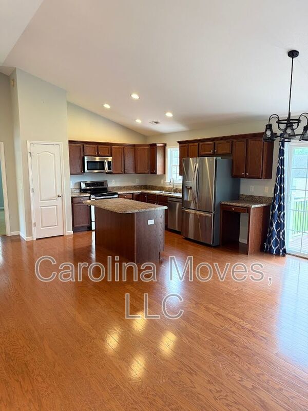 Foto del edificio - 264 Sleepy River Rd