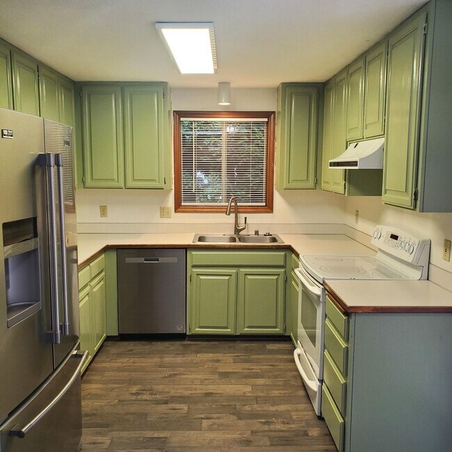 Building Photo - Spacious 4 Bedroom, 2 Bathroom Home with 2...