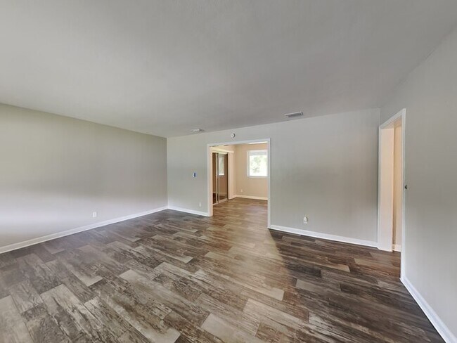 Foto del edificio - 5835 Norde Dr W