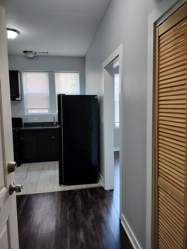 Building Photo - 1945 W 48th St