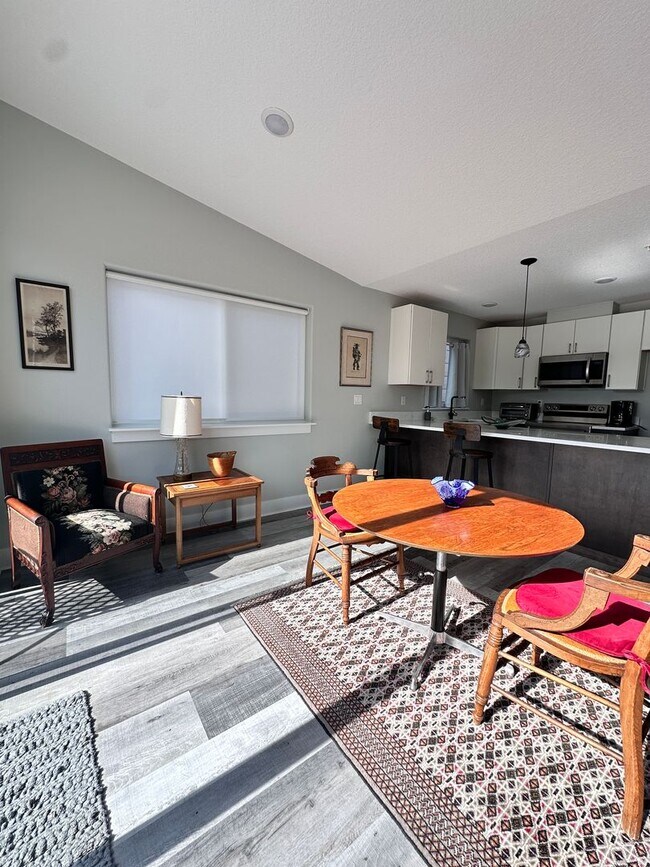 Foto del edificio - ***MOVE-IN SPECIAL***  Fully Furnished 2 B...