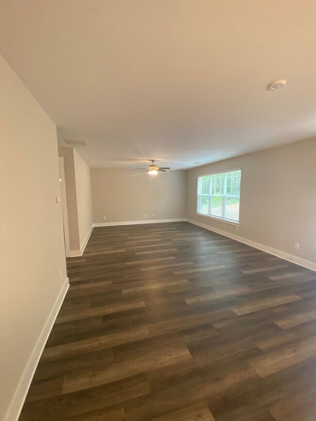 Foto del edificio - 5 Bed 3 Bath in Stone Mountain!