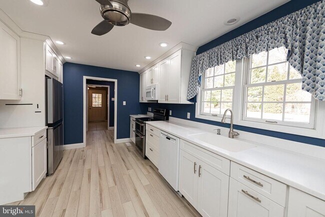 Building Photo - 50 Meadowbrook Ln