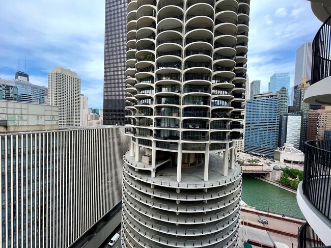 Foto del edificio - 300 N State St