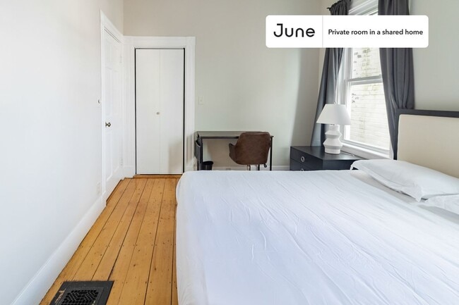 Building Photo - Private bedroom in 3 bed/2 bath Home