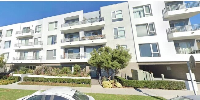 Foto del edificio - 7857 W Manchester Ave