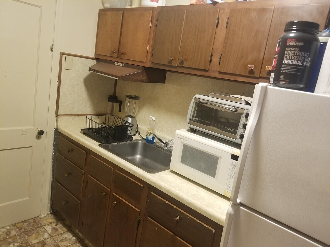 Galley Kitchen with Full Fridge, Microwave and Cook/Grill. - 3476 Spottswood Ave