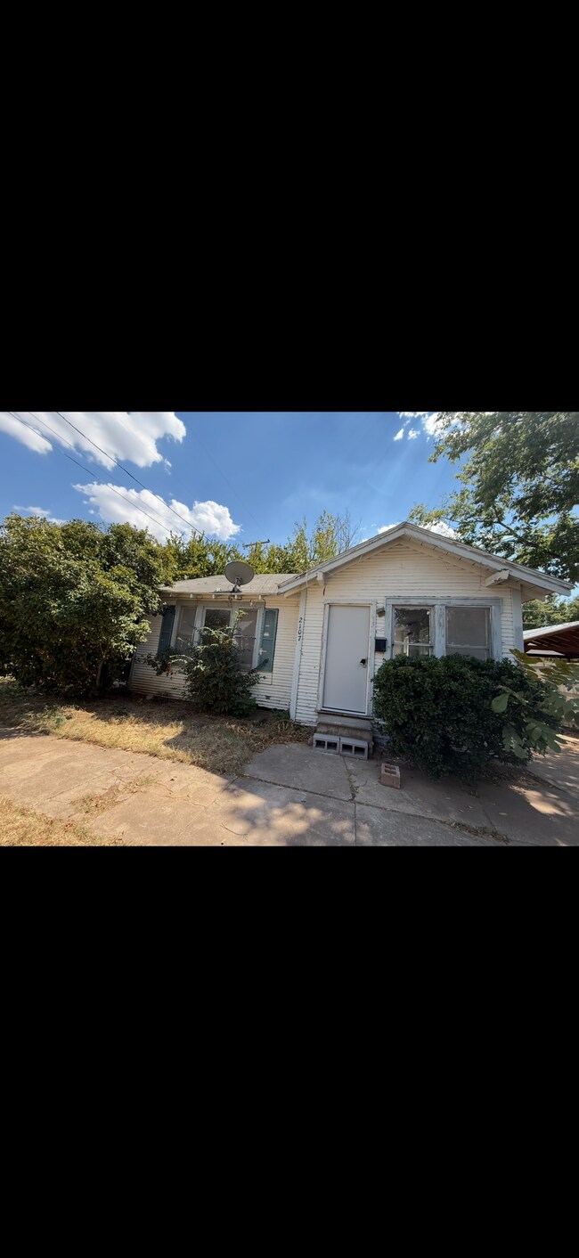 Building Photo - 2107 Ave I