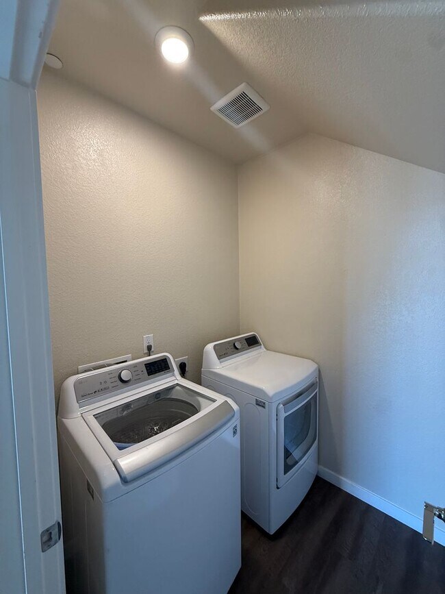 Foto del edificio - 2 bed | 2.5 bath | 1238 SF | 1 Car Garage | Two Story | Tenant pays $175 monthly for WS&G