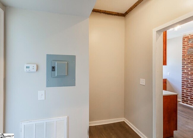 Building Photo - 536 Peronneau St