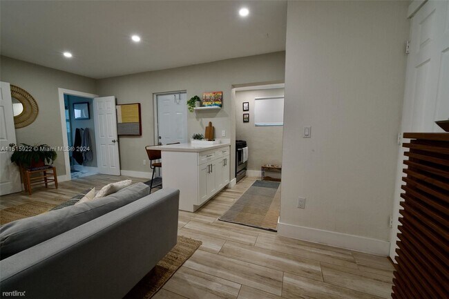 Building Photo - 2 br, 1 bath House - 1027 SW 13th Ct # 1027