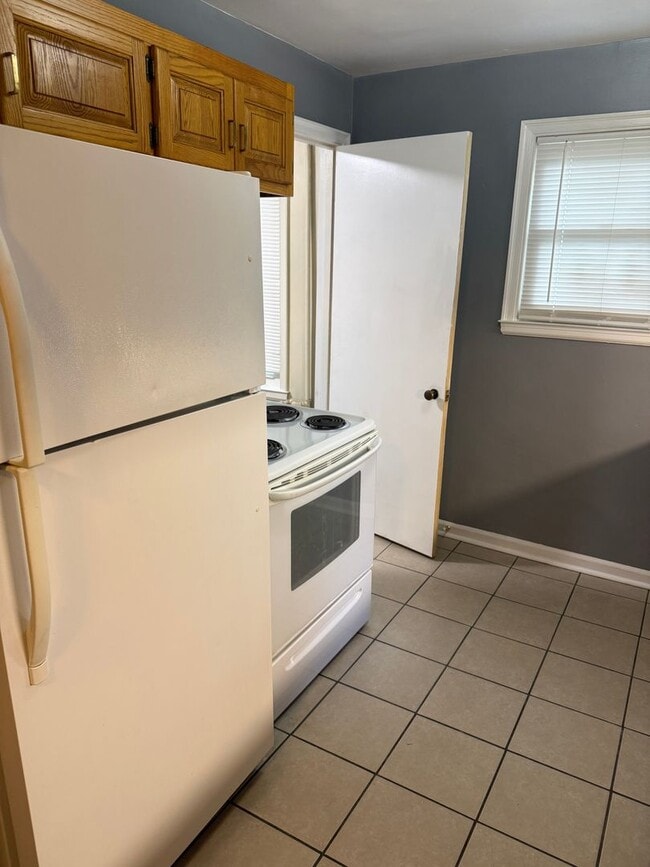 Building Photo - 2BR/1BA Overside Double Car Garage