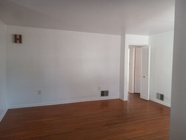 Building Photo - 1301 Warwick Rd