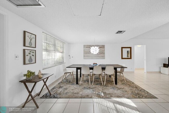 Building Photo - 4031 N Cypress Dr